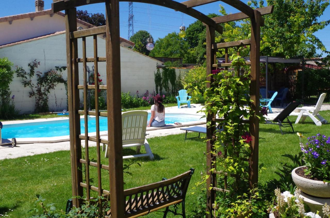 Maison D'Hotes Le Cadran Solaire Courcelles  Экстерьер фото