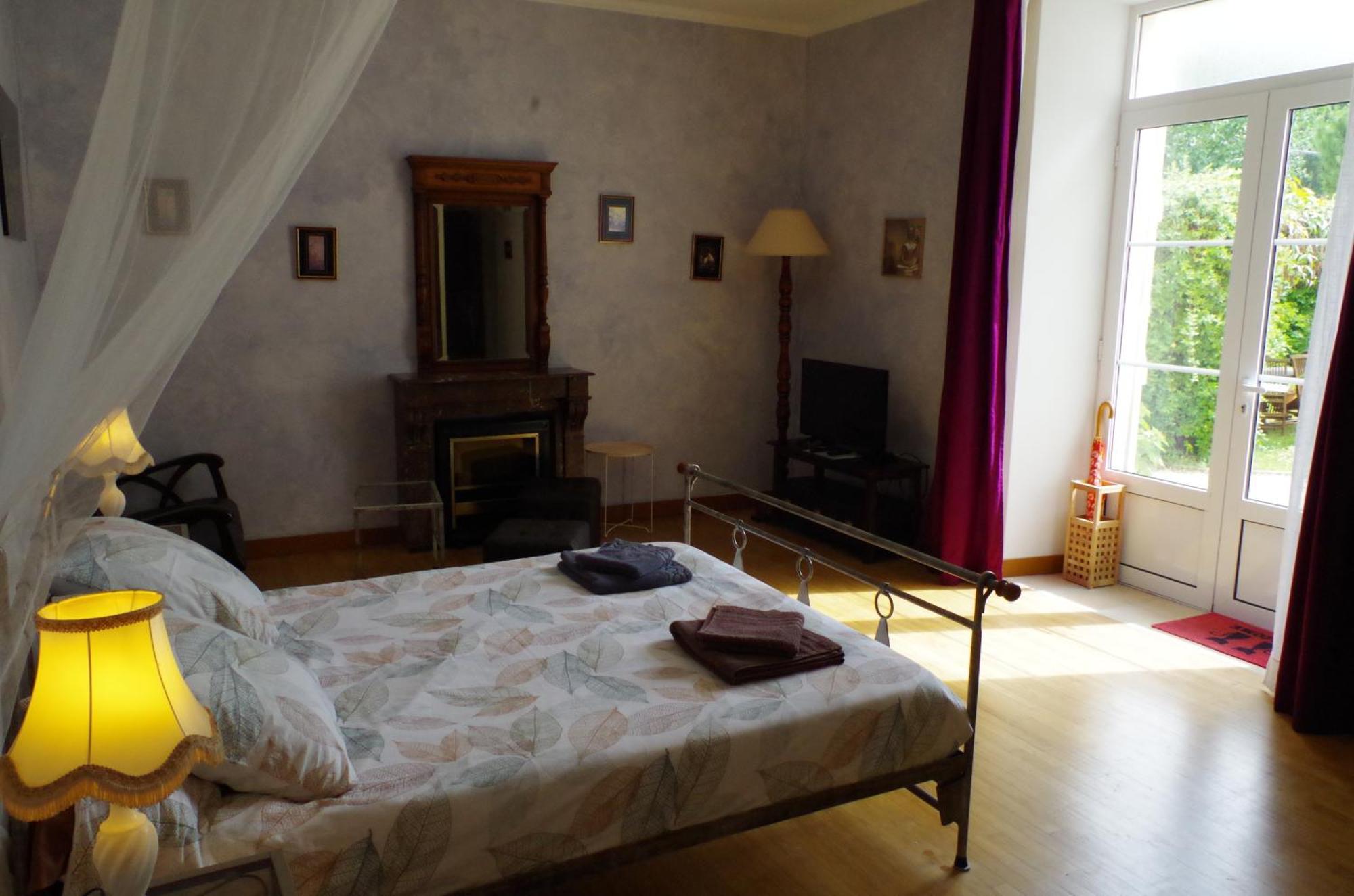 Maison D'Hotes Le Cadran Solaire Courcelles  Экстерьер фото
